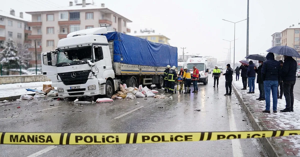 Kemerkaya yakınlarında tır kazası: Ham maddeler saçıldı - Manisa Bakış