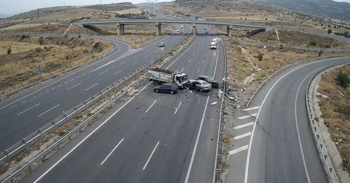 Tur otobüsü ile çekicinin çarpıştığı kaza anı kamerada - Manisa Bakış