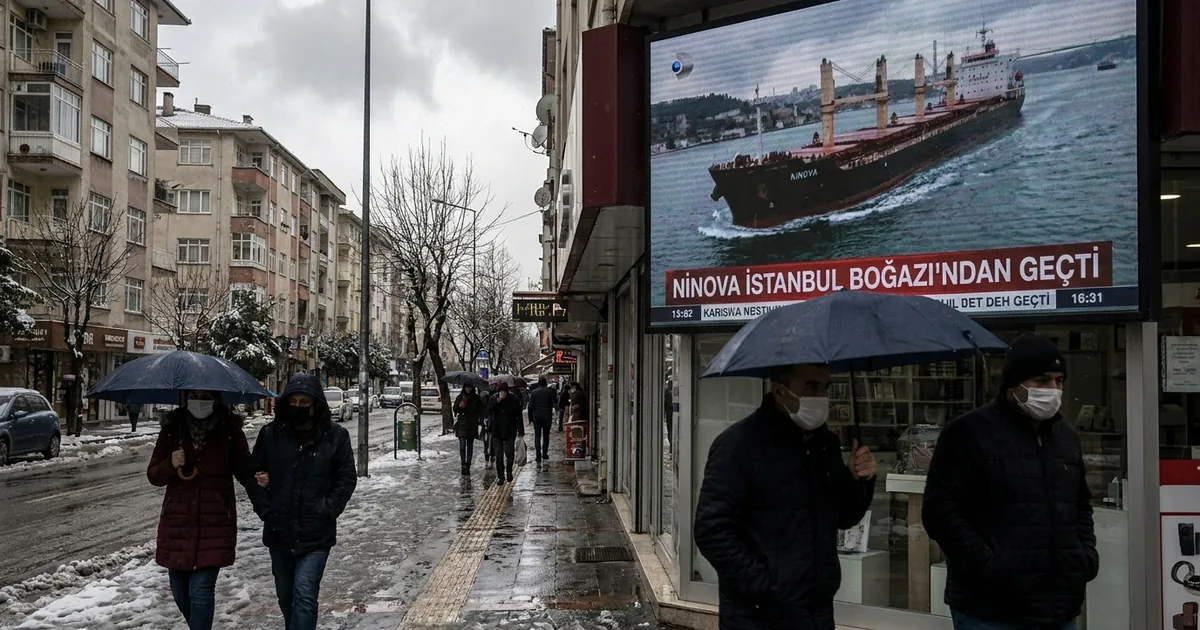 Karaya oturan dev gemi NINOVA İstanbul Boğazı'ndan geçti - Manisa Bakış