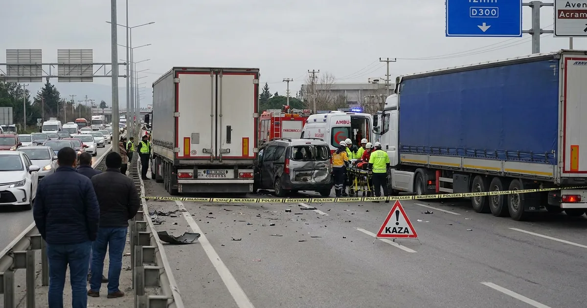 Manisa’da feci kaza: 2 ölü, 4 yaralı, yol 3 saat kapandı - Manisa Bakış