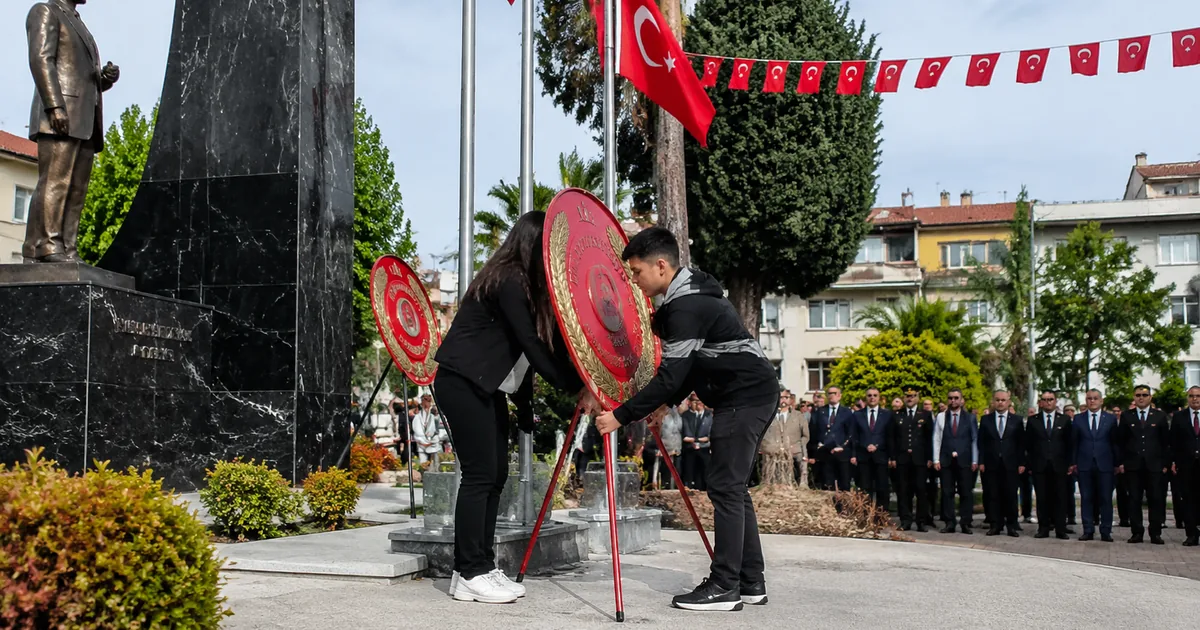 Kula'da 19 Mayıs kutlamaları: Atatürk Anıtı'na çelenk sunuldu - Manisa Bakış