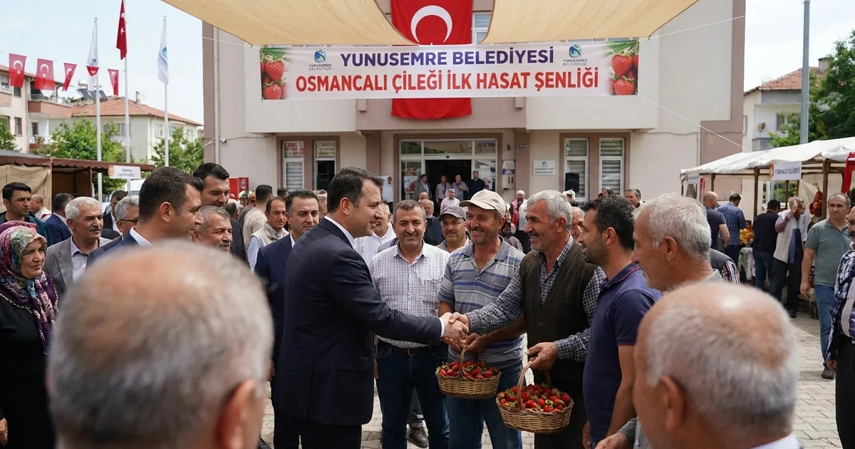 Yunusemre’de çilek üreticileri hasat şenliğinde buluştu