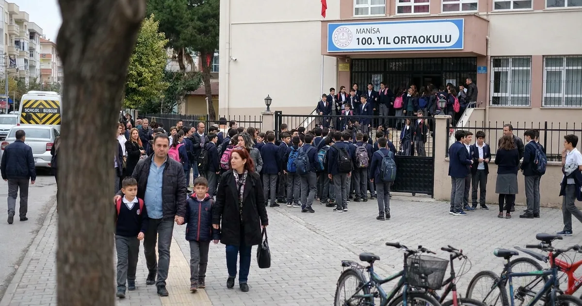 Manisa'da 270 bin öğrenci için ders zilinin sesi çaldı - Manisa Bakış