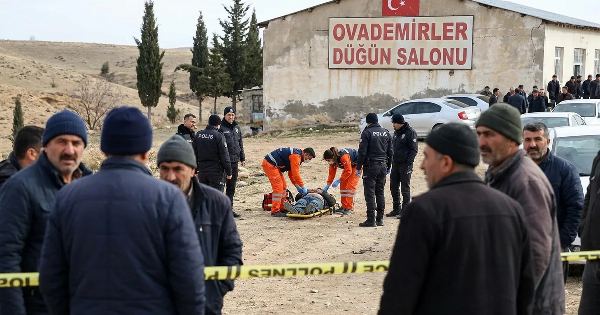 Manisa'da düğün salonu önünde bıçaklı saldırı: 1 ağır yaralı - Manisa Bakış
