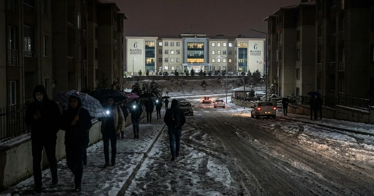 Manisa Celal Bayar TOKİ'de gece elektrik kesintisi çilesi bitmiyor