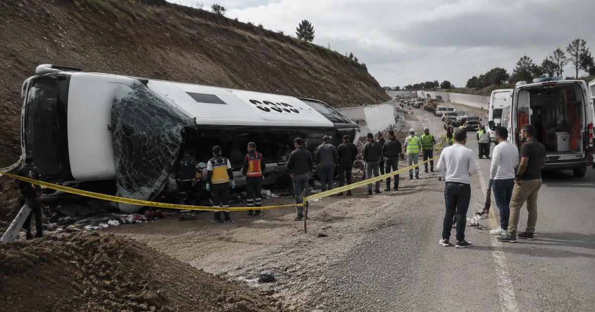 Balıkesir'de Manisa yolcularını taşıyan otobüs devrildi: 25 yaralı - Manisa Bakış