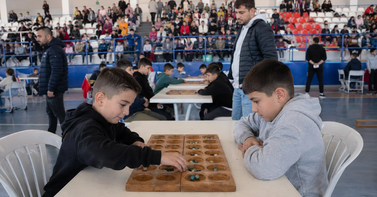 Sarıgöl'de ilkokul öğrencileri geleneksel oyunlarda ter döktü - Manisa Bakış
