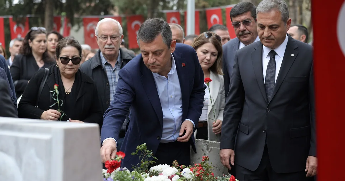 Özgür Özel Manisa'da: Bayram namazı sonrası Zeyrek'i andı - Manisa Bakış