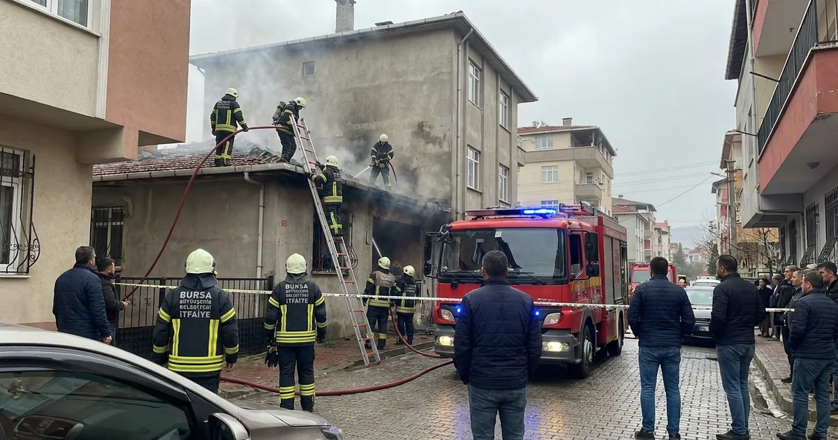 Bursa Gürsu’da çatı yangını: Ekipler hızlı müdahale etti