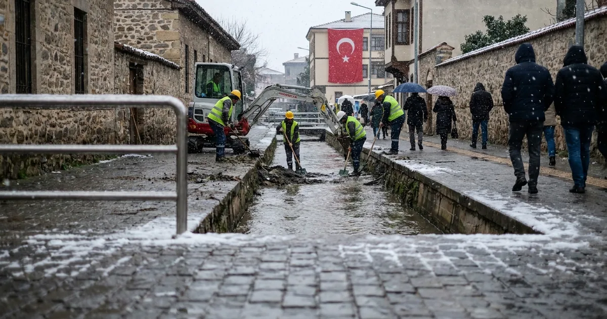 5 kilometrelik kanalda kötü koku ve sineğe karşı temizlik