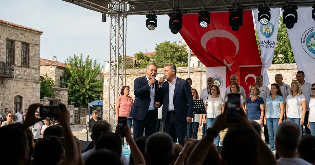 Demirci'de Kaymakam ve Başkan sahnede türkü söyledi - Manisa Bakış