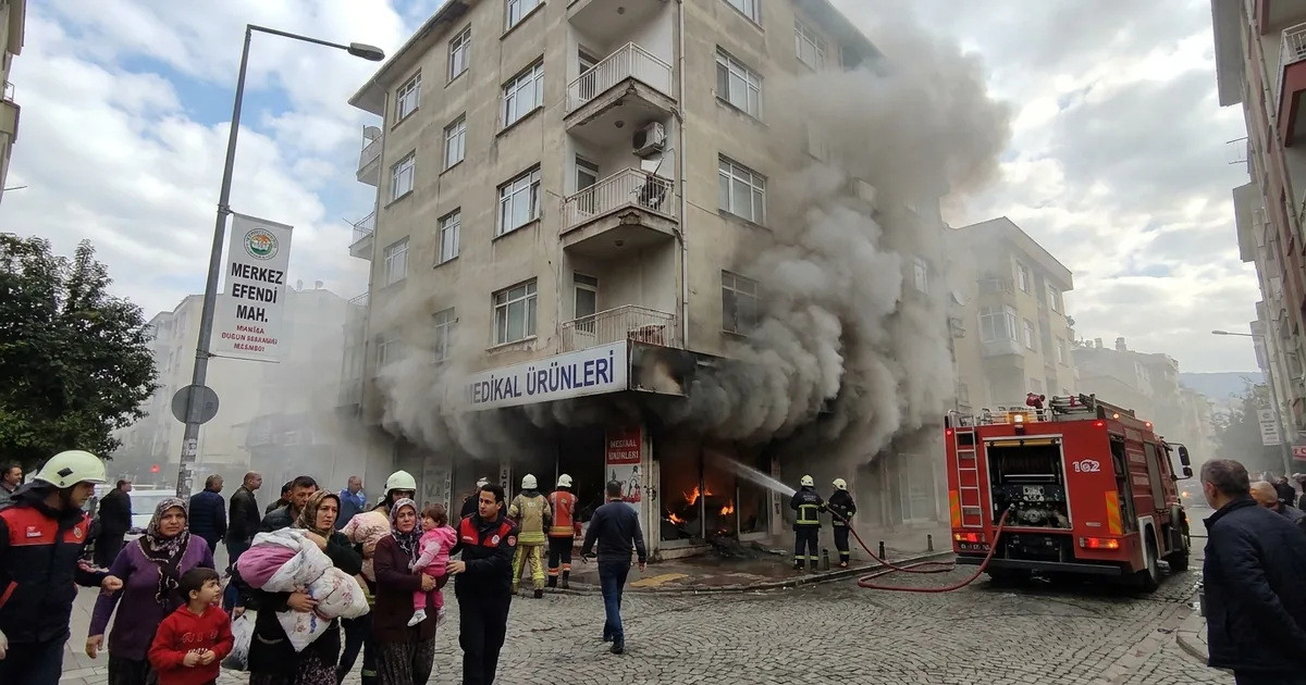 Merkez Efendi Mahallesi'nde Yangın: Yoğun Duman Apartmanı Sardı - Manisa Bakış