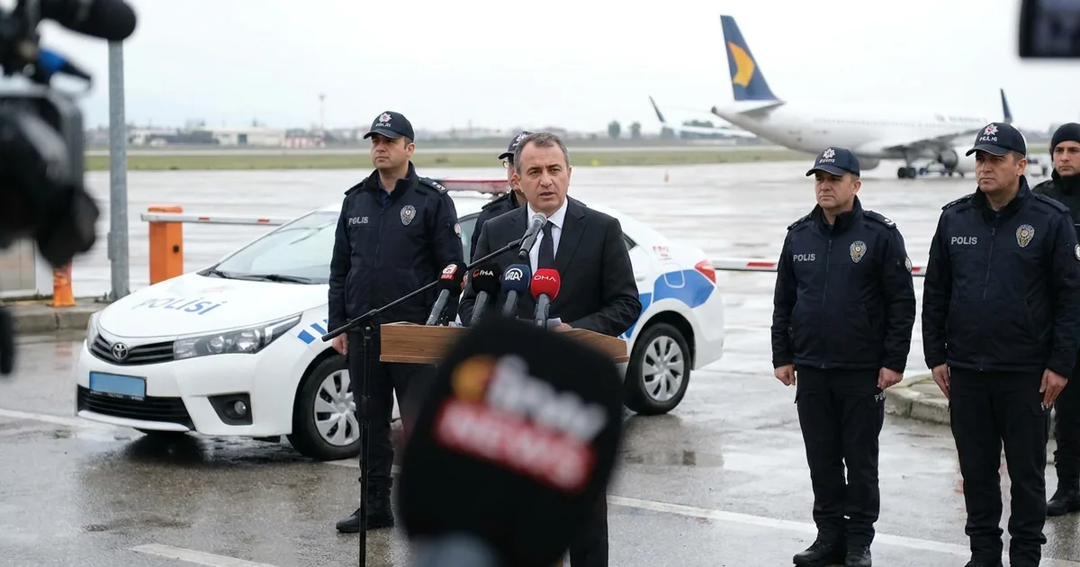 Pist başından geri dönen uçak: Yolcu polisçe indirildi - Manisa Bakış