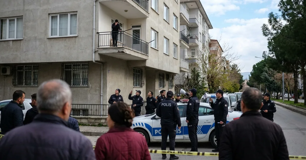Polis ekipleri balkondan atlamak isteyen şahsı ikna etti - Manisa Bakış