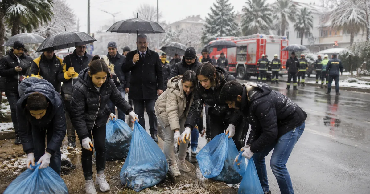 Sarıgöl'de Öğrenciler ve Protokol Orman Yangınlarına Karşı Çöp Topladı - Manisa Bakış