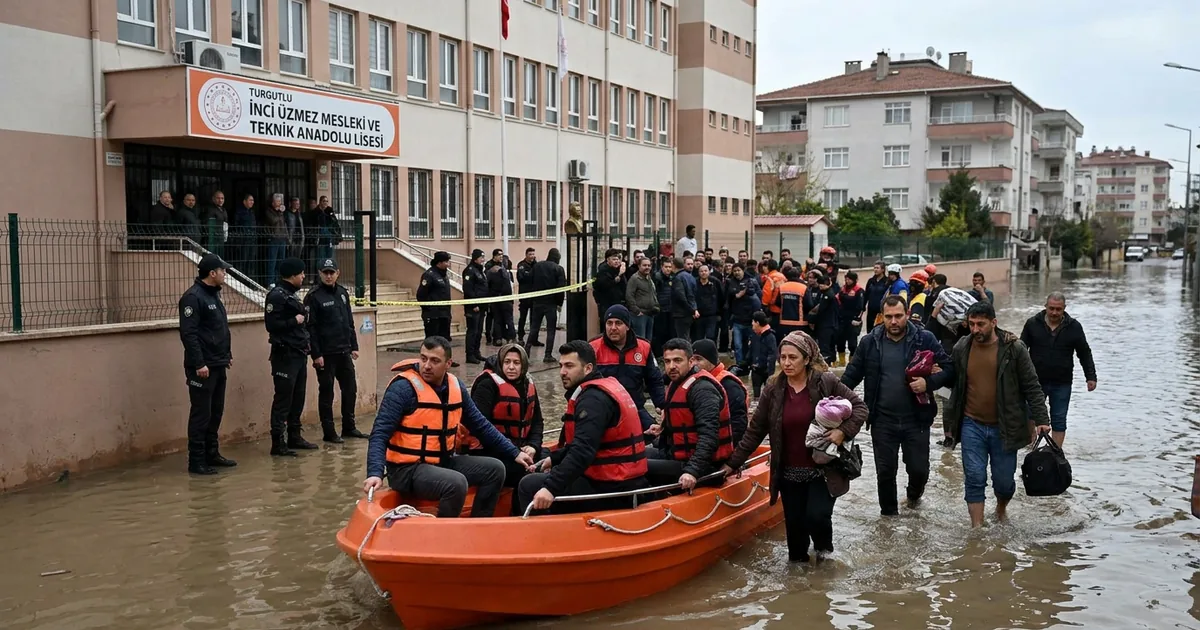 Turgutlu İnci Üzmez Lisesi önünde silah sesleri yükseldi - Manisa Bakış