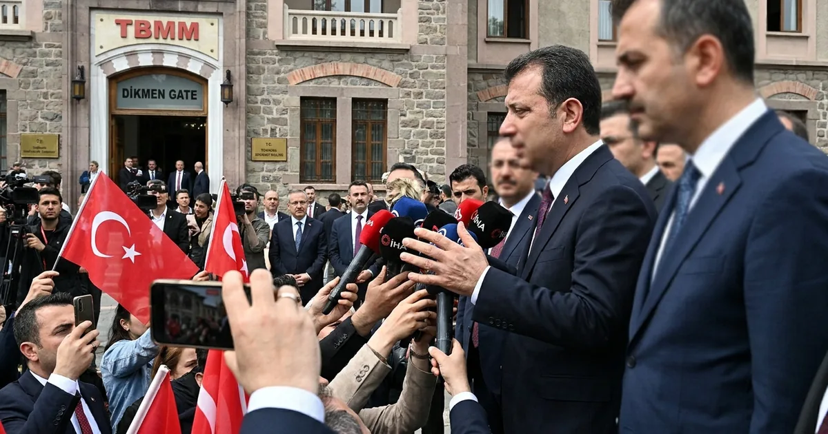 Özgür Özel, TBMM önünde Kılıçdaroğlu'nu hedef aldı: "Oyunu bozarız" - Manisa Bakış