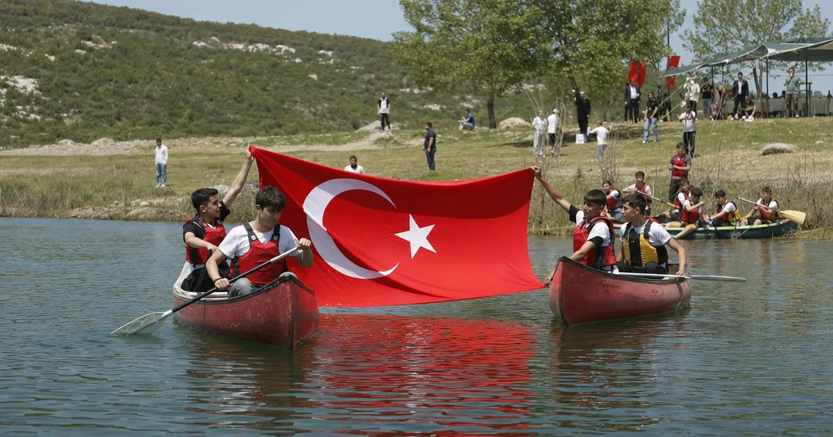 19 Mayıs ruhu Manisa'da canlandı: Gölette kano şöleni yaşandı - Manisa Bakış