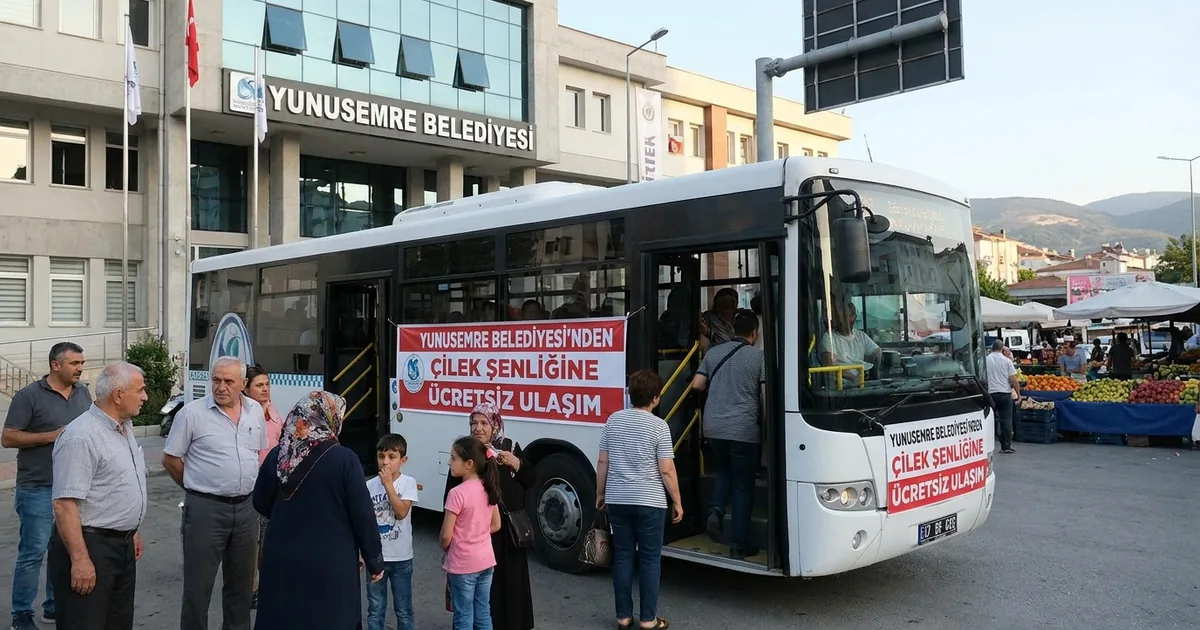 Yunusemre Belediyesi'nden çilek şenliğine ücretsiz ulaşım